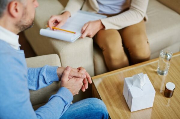 psycholog podczas sesji z pacjentem